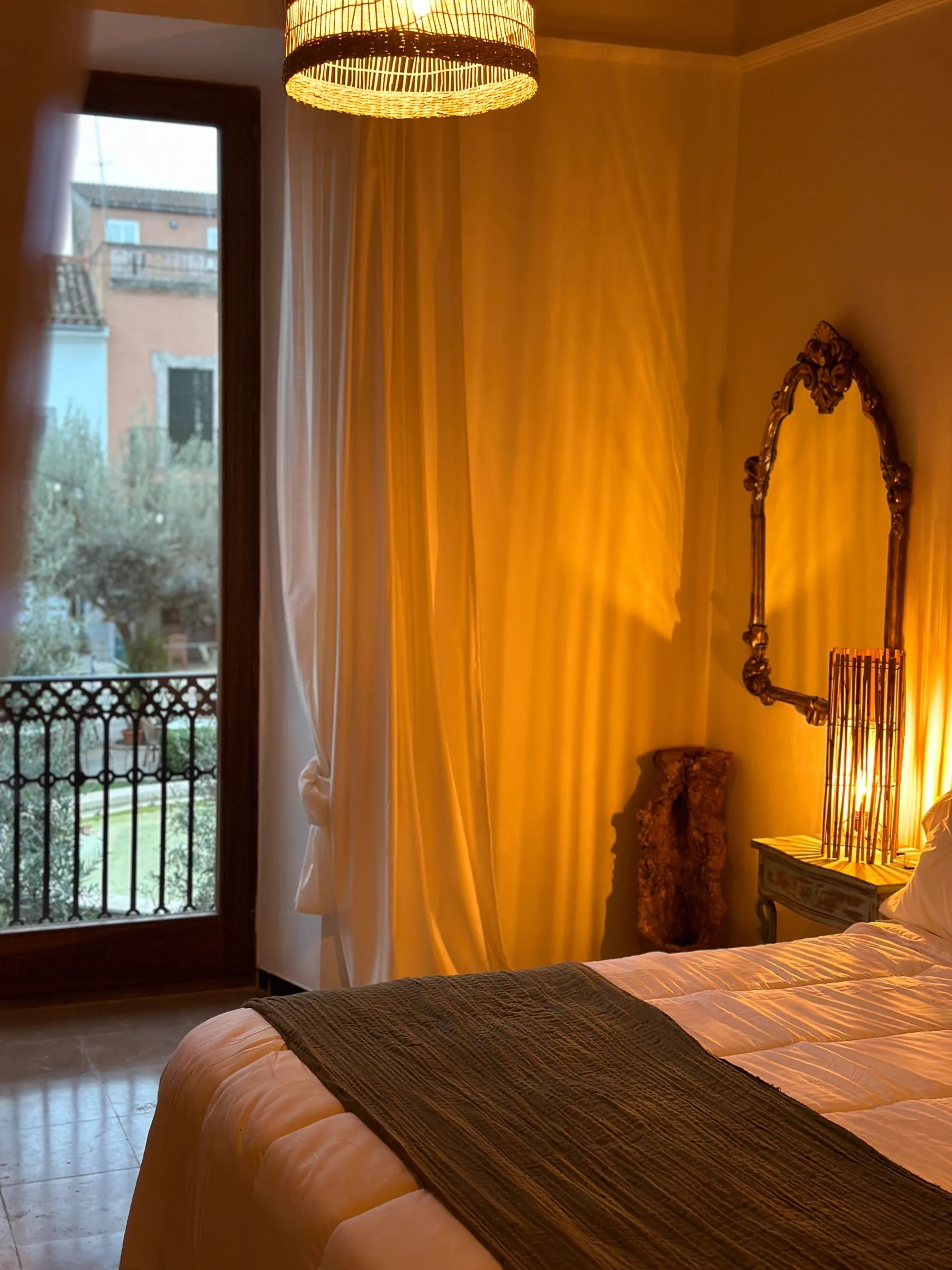 Habitació amb llit, mirall i balcó