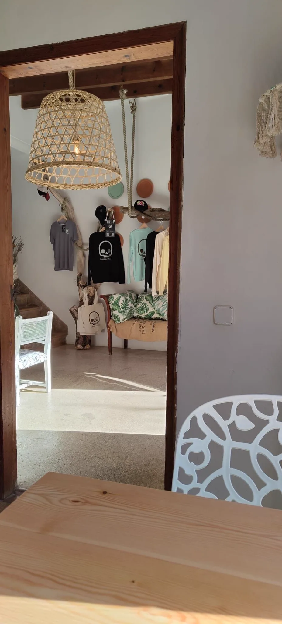 Sala con mesa y sillas de madera